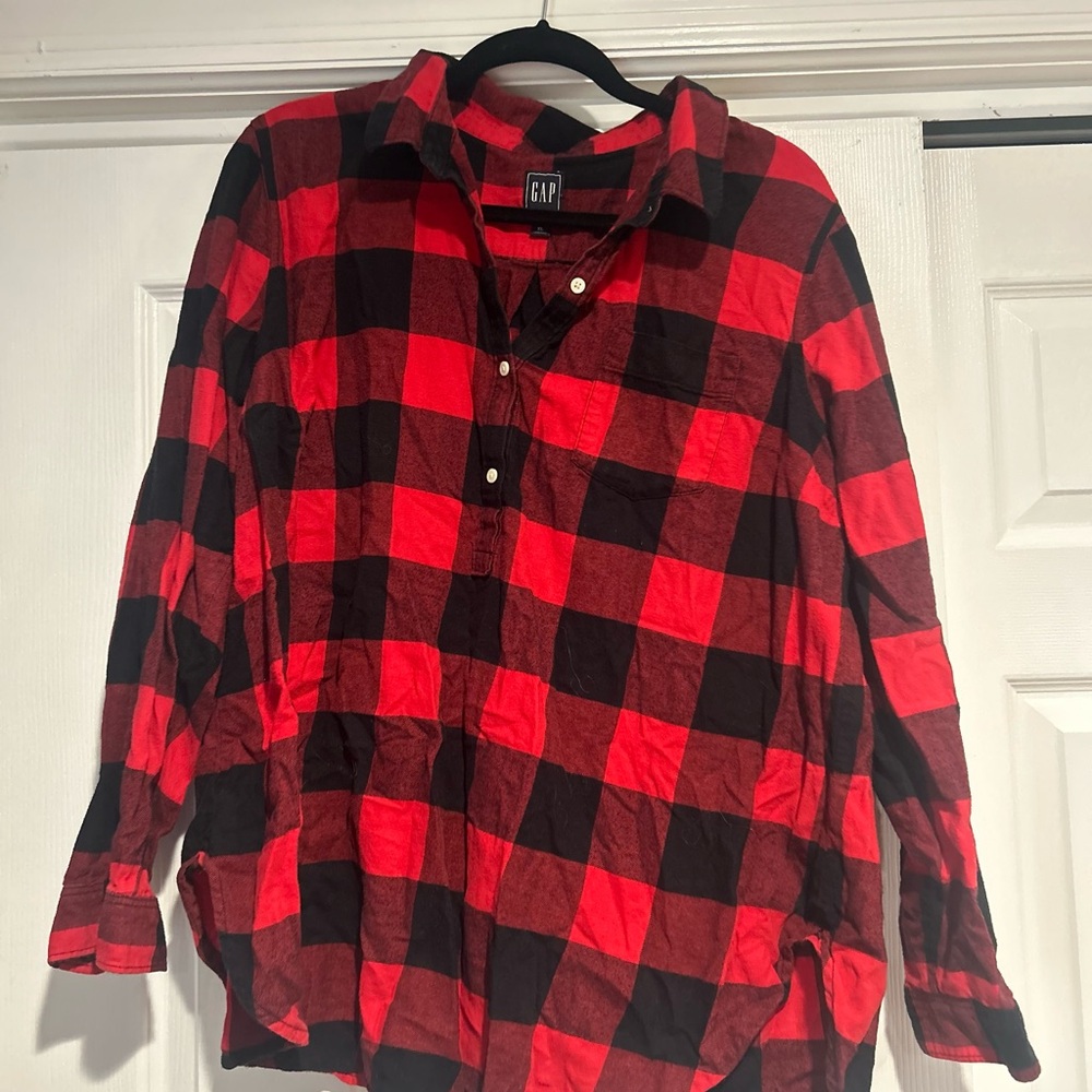 GAP Maternity Red and Black Plaid Long-Sleeve Button-Front Shirt